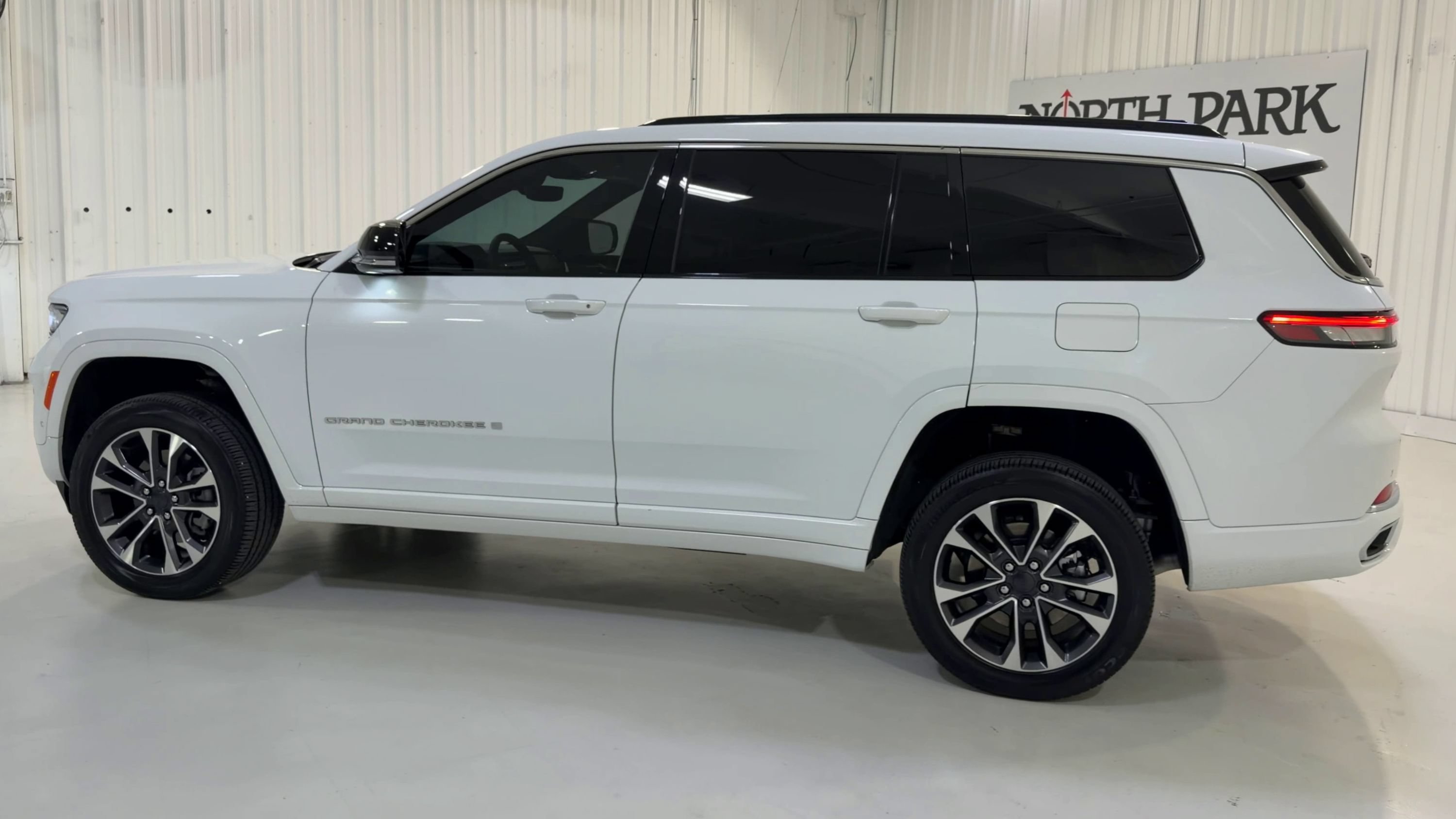 Used 2025 Jeep Grand Cherokee L Overland AWD/4WD image 7