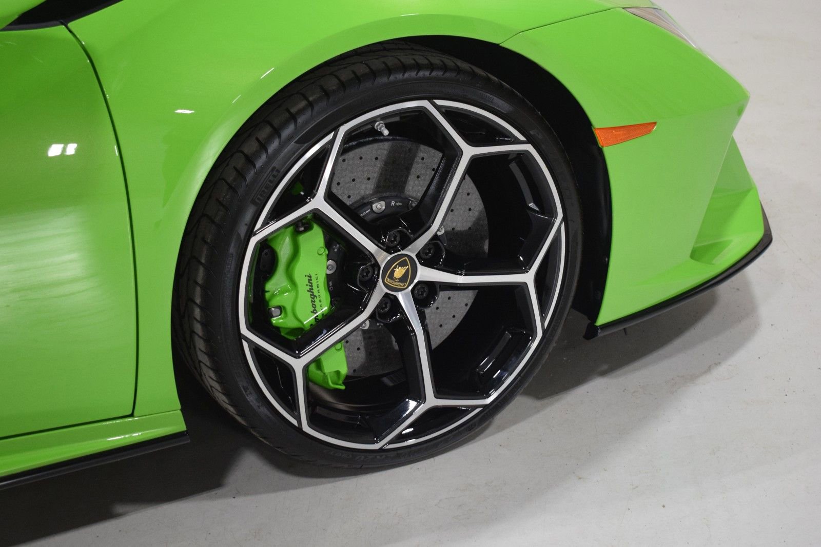 Used 2020 Lamborghini Huracan EVO image 19