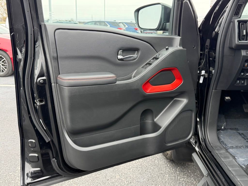 Used 2025 Nissan Frontier PRO-4X image 13