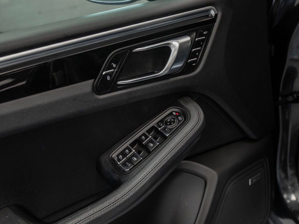 Used 2018 Porsche Macan AWD/4WD image 28
