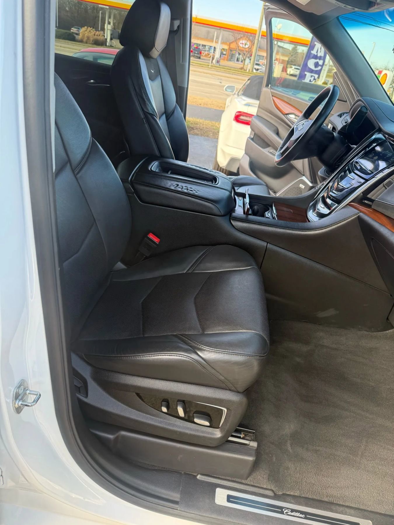 Used 2017 Cadillac Escalade ESV Luxury image 25