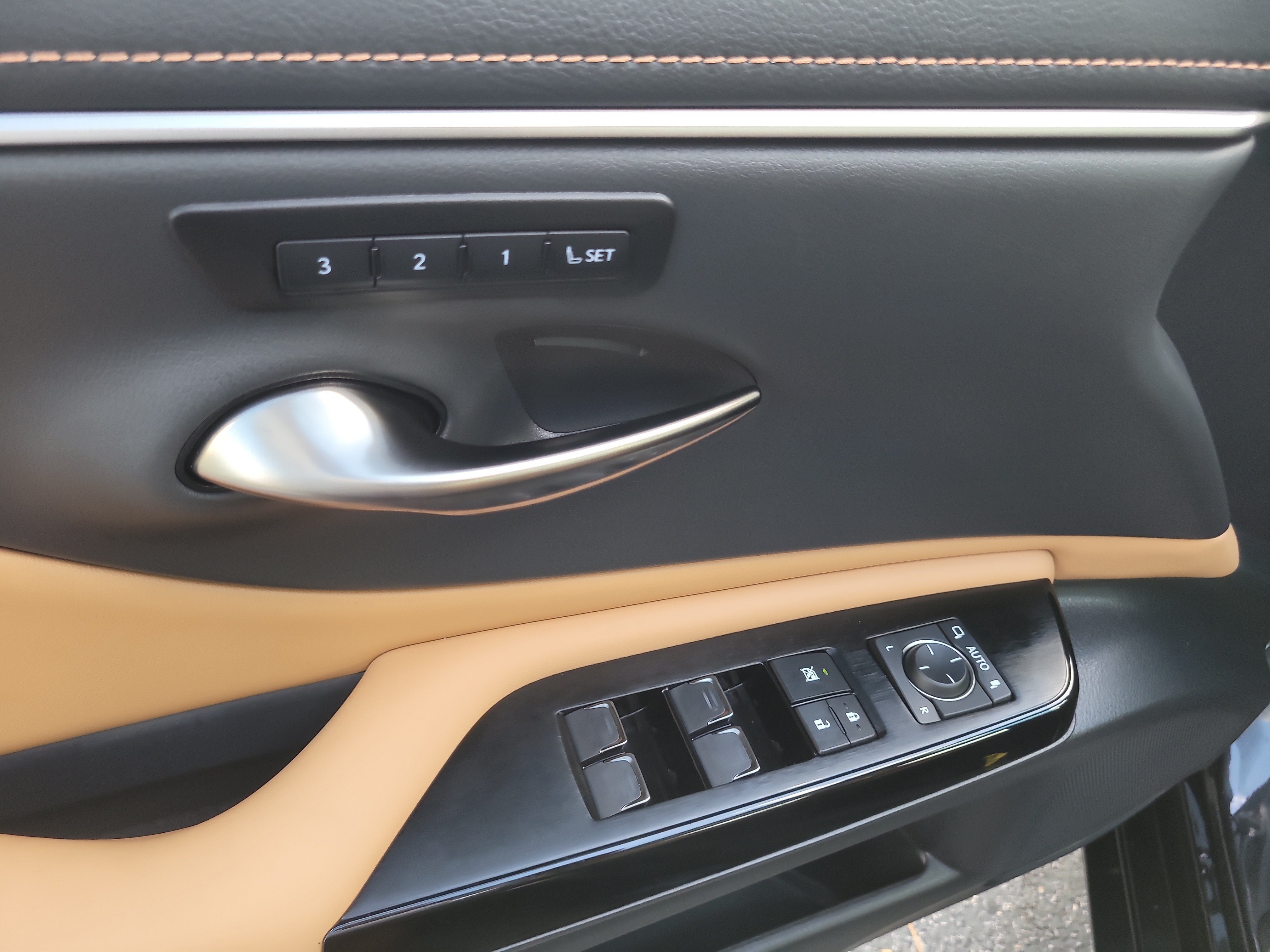 Used 2025 Lexus ES 300h w/ Premium Package FWD image 16
