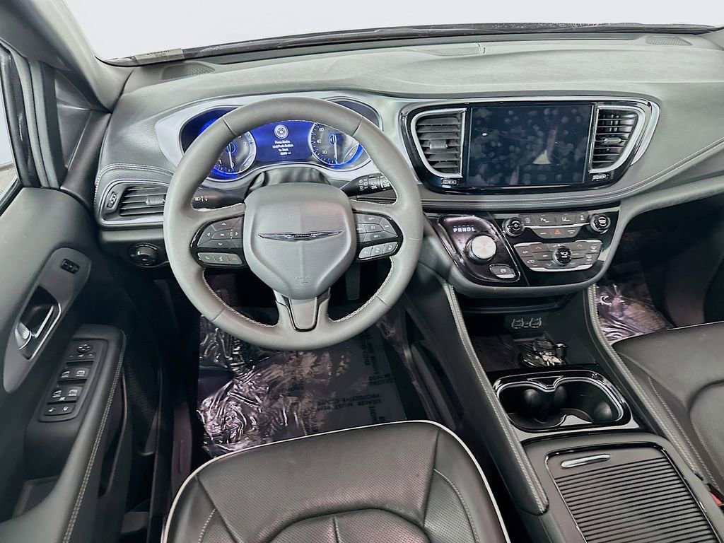 Certified 2025 Chrysler Pacifica Limited image 32