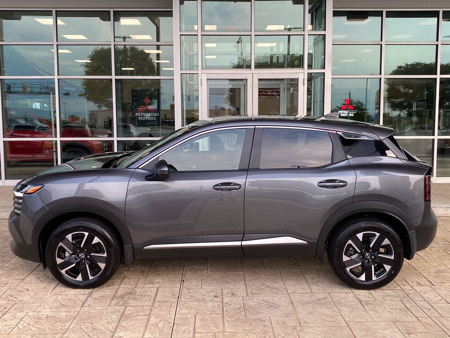 Certified 2025 Nissan Kicks SV AWD/4WD image 5
