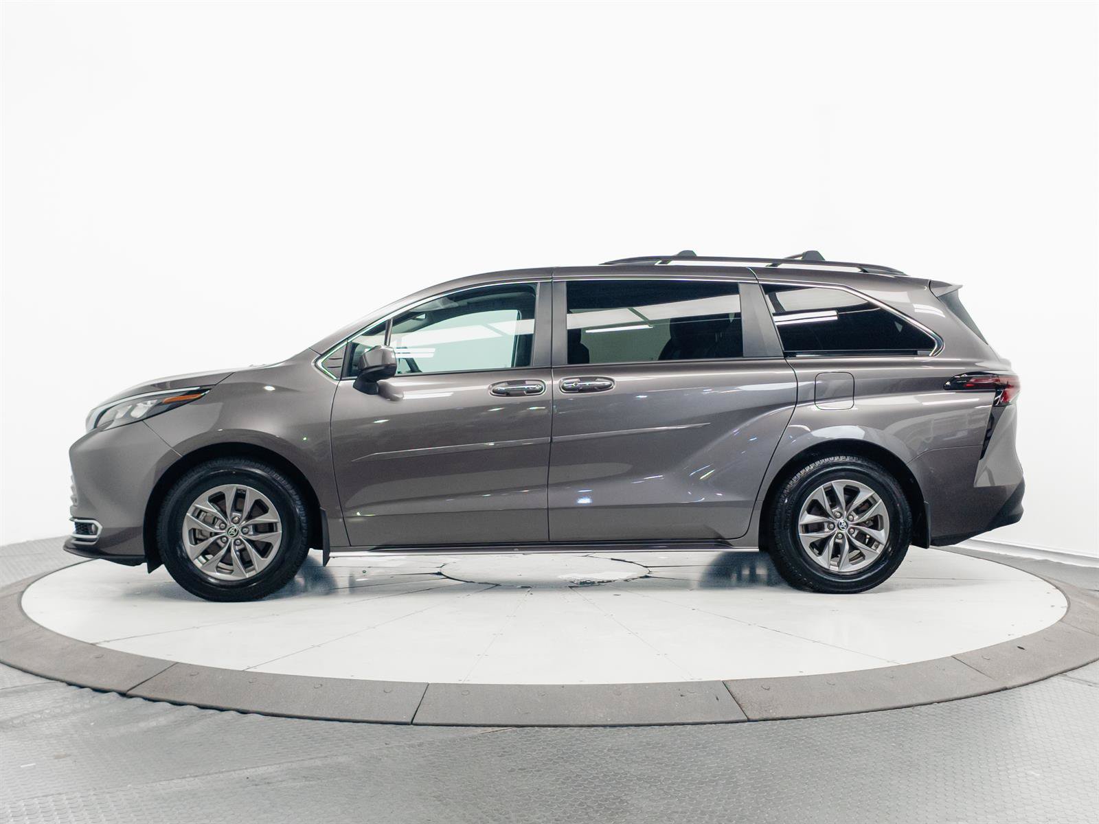Certified 2024 Toyota Sienna XLE w/ XLE Plus Package AWD/4WD image 9