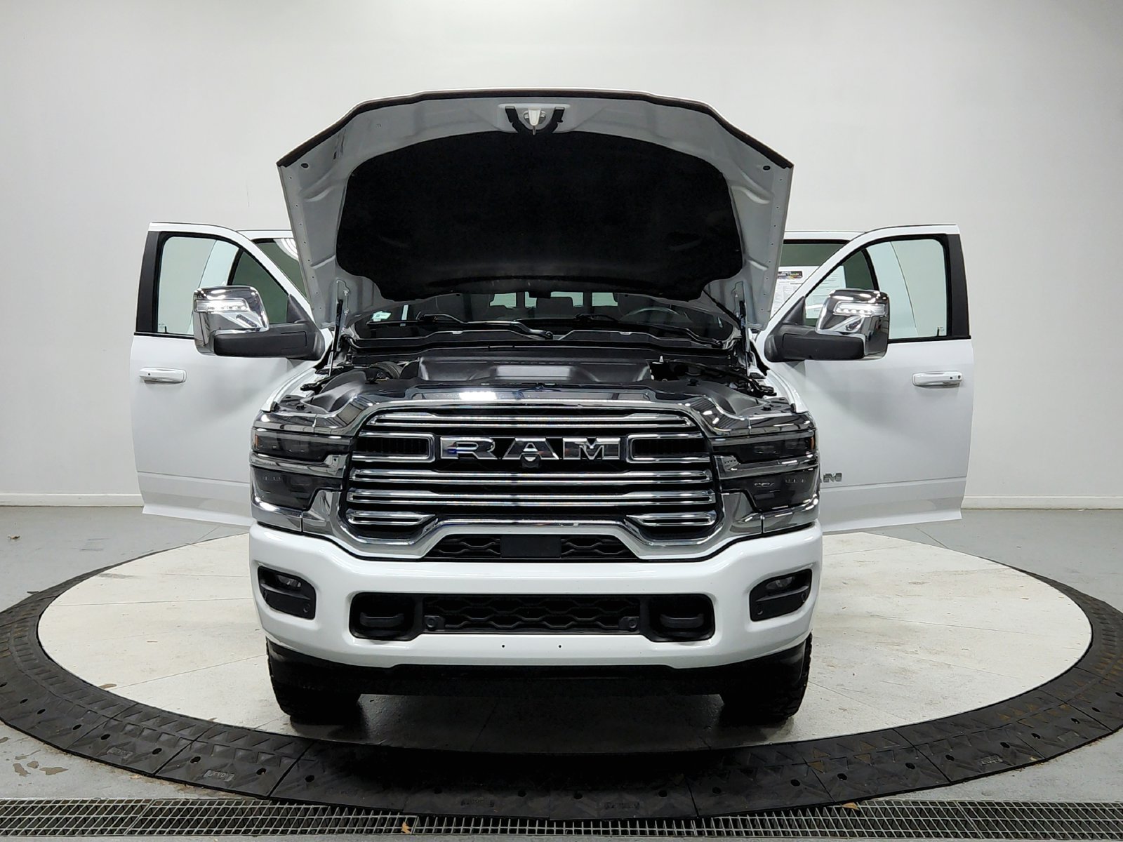Used 2025 RAM 2500 Laramie AWD/4WD image 11