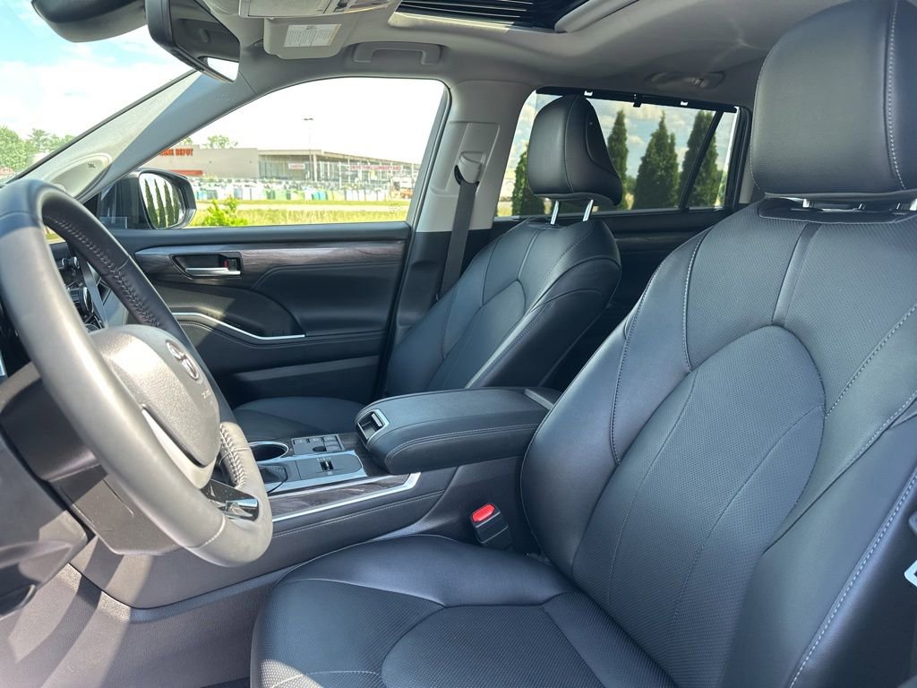 Certified 2025 Toyota Highlander Limited AWD/4WD image 27