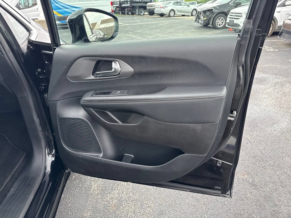 Used 2025 Chrysler Pacifica Select FWD image 33