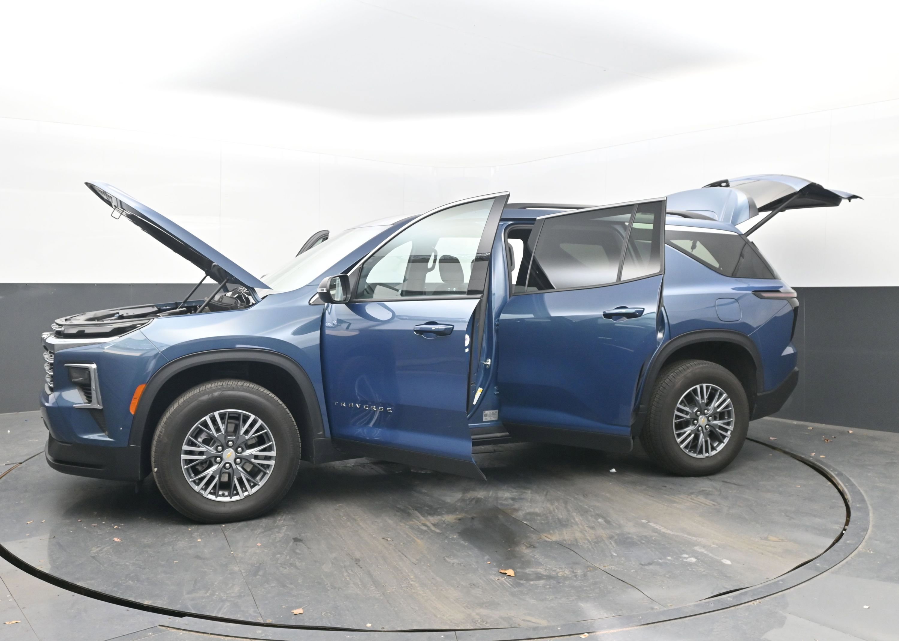 Used 2025 Chevrolet Traverse LT image 43