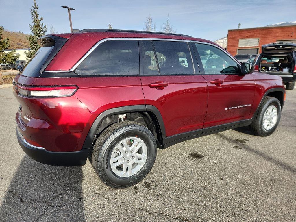 New 2025 Jeep Grand Cherokee Laredo image 5