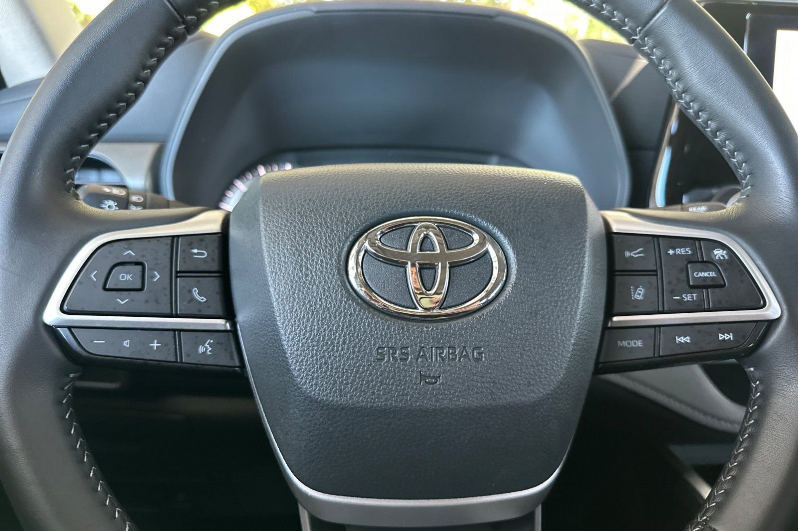Used 2025 Toyota Highlander LE FWD image 26