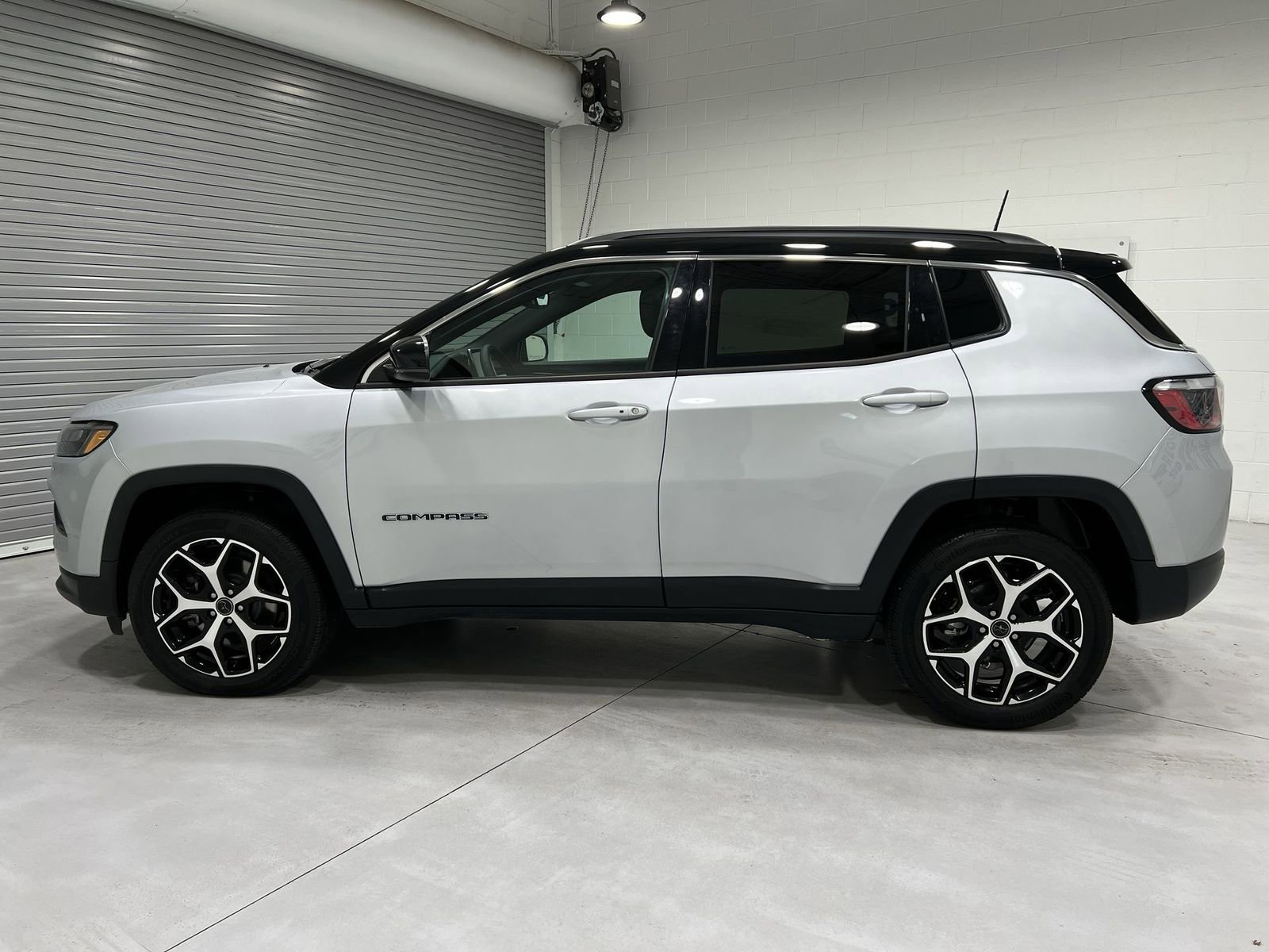 Used 2025 Jeep Compass Limited image 5