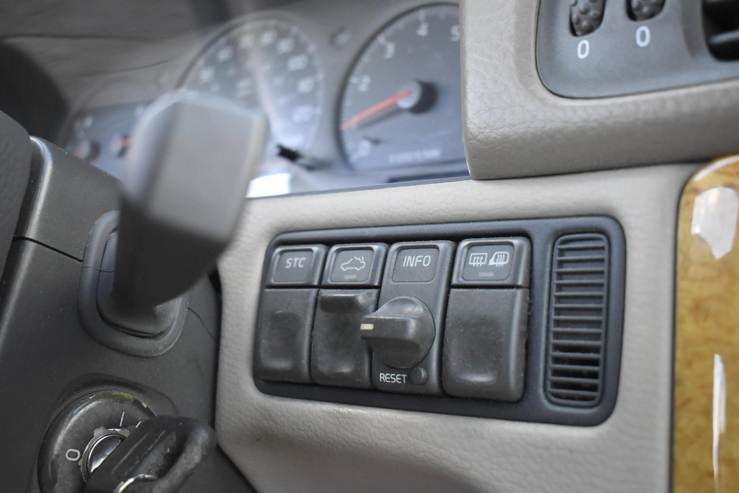 Used 2004 Volvo C70 LT FWD image 19