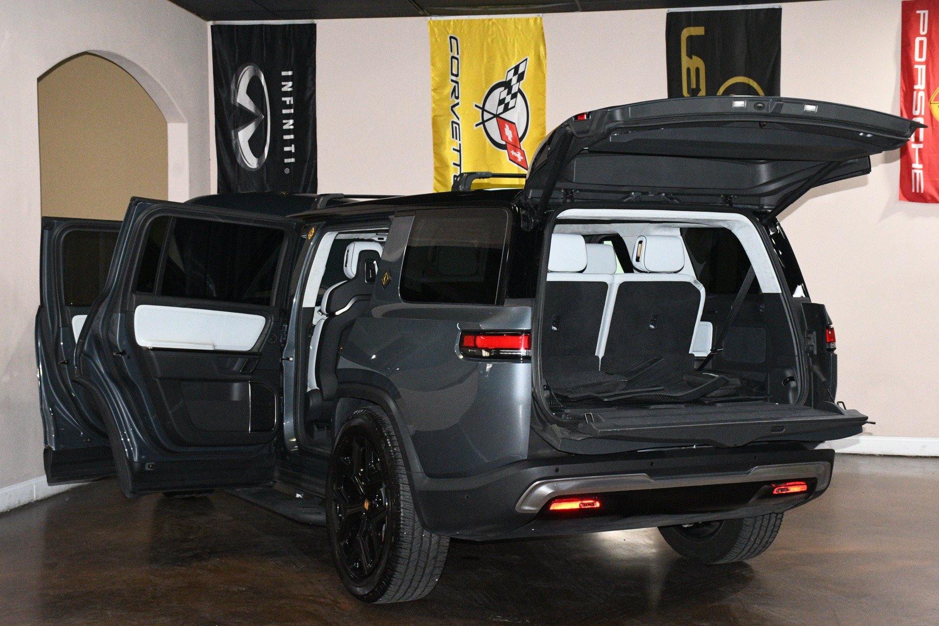 Used 2023 Rivian R1S Launch Edition Quad AWD/4WD image 92