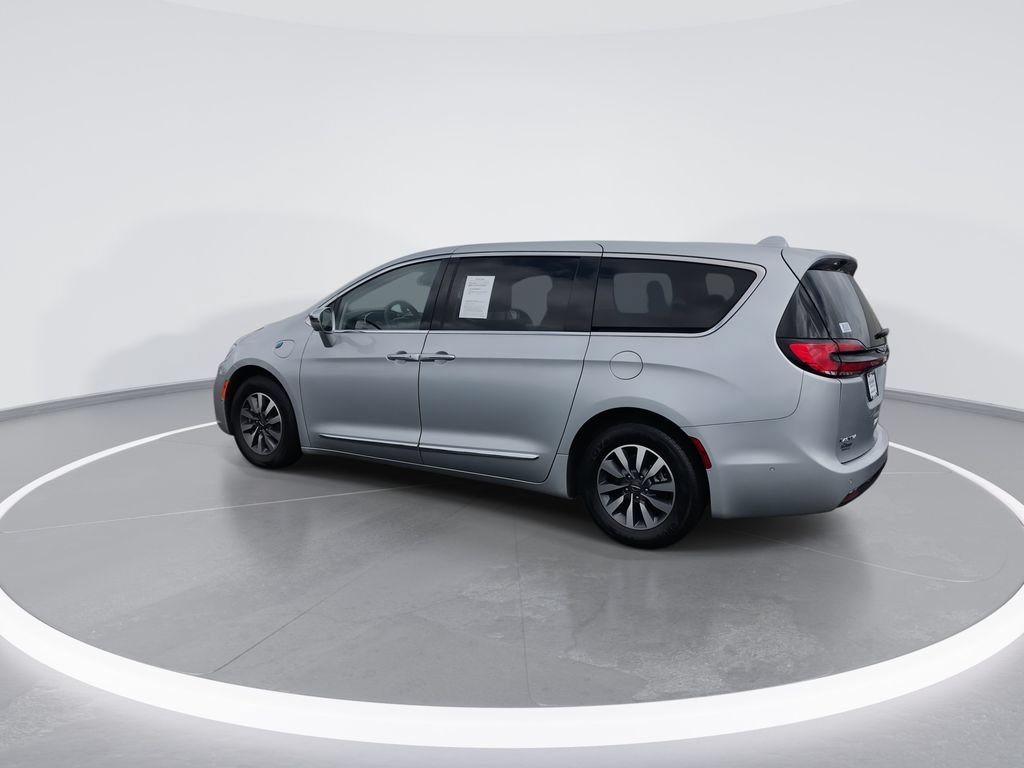 Used 2022 Chrysler Pacifica Limited w/ Uconnect Theater Family Group FWD image 6