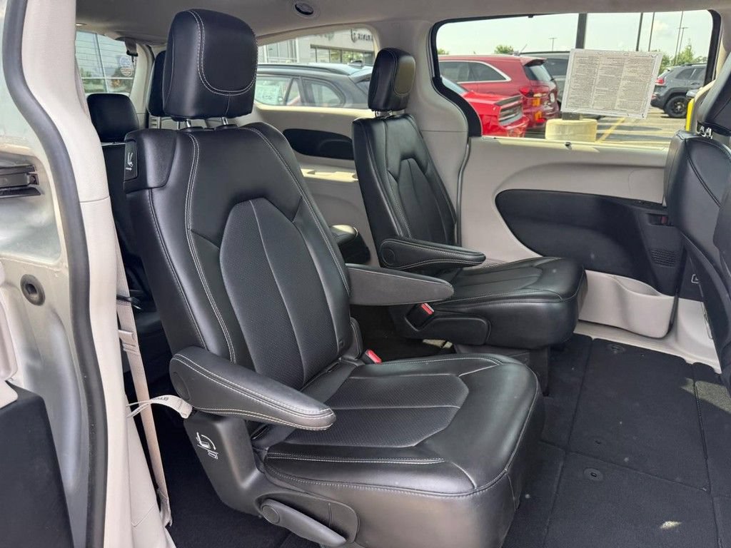 Certified 2024 Chrysler Pacifica Touring-L FWD image 7