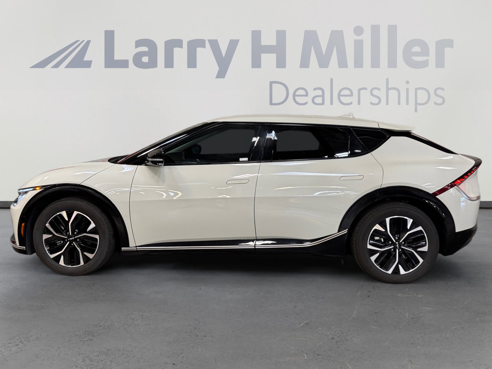 Used 2022 Kia EV6 Wind image 2