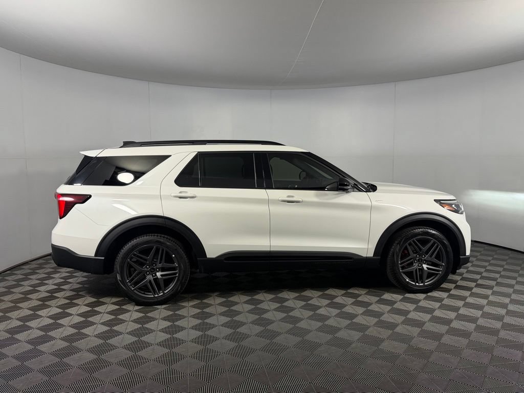 Used 2025 Ford Explorer ST-Line w/ ST-Line Street Pack AWD/4WD image 3