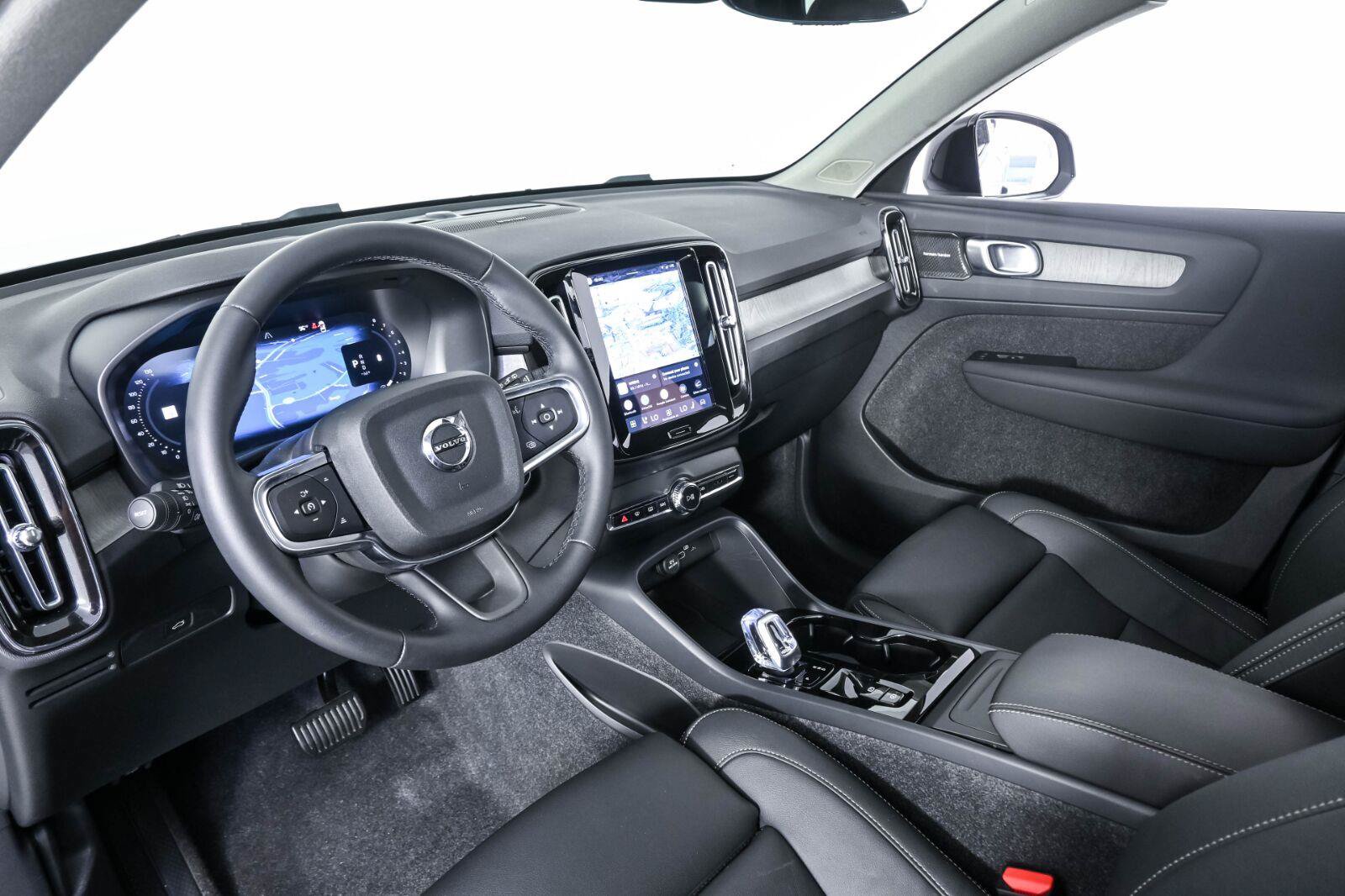 Certified 2026 Volvo XC40 B5 Plus AWD/4WD image 4