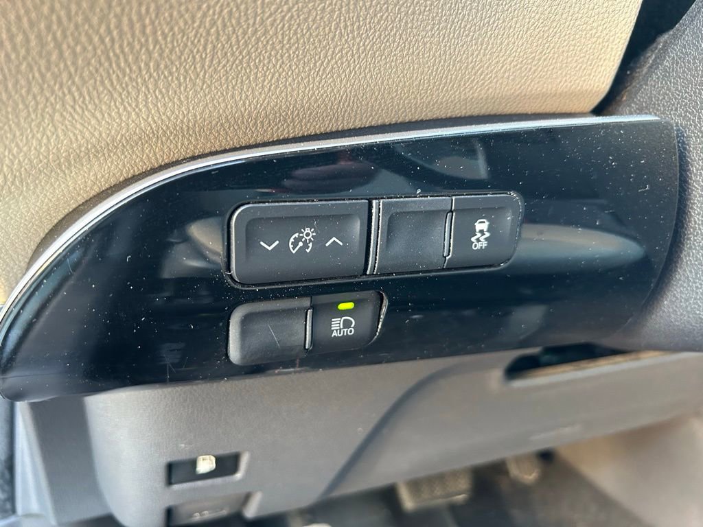 Used 2018 Toyota Prius One FWD image 17