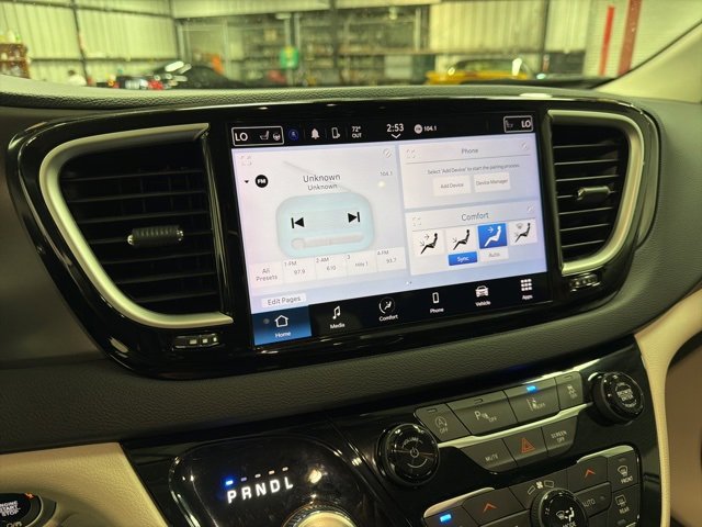 Used 2023 Chrysler Pacifica Touring-L image 24