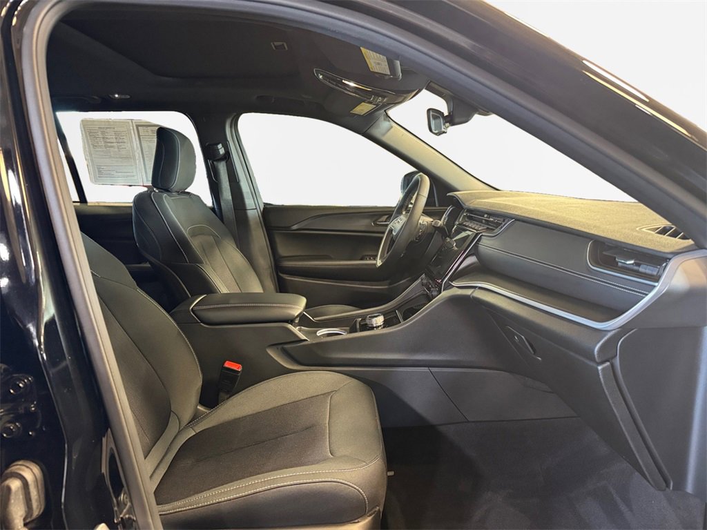 Used 2025 Jeep Grand Cherokee Laredo X w/ Luxury Tech Group I image 26