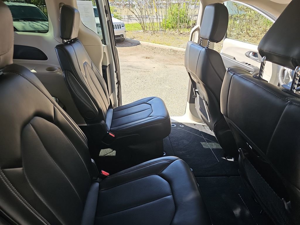 Certified 2024 Chrysler Pacifica Touring-L FWD image 11