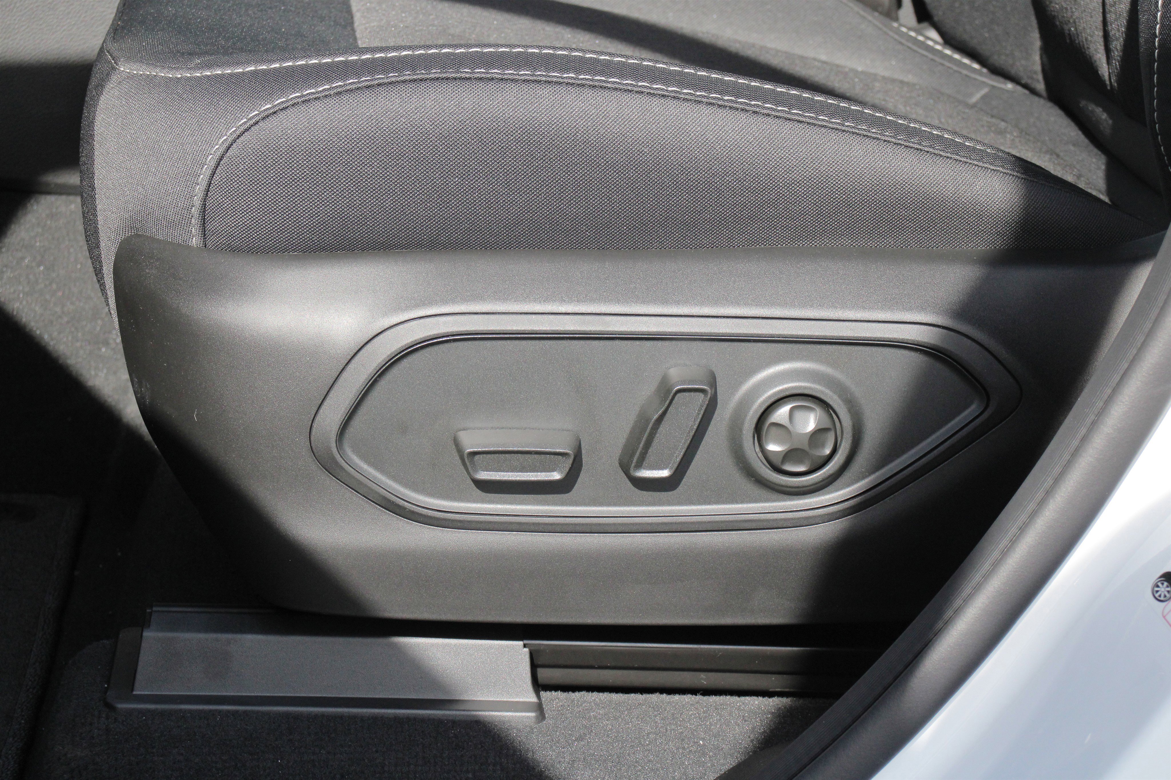 New 2025 Jeep Grand Cherokee Laredo w/ Luxury Tech Group I image 4