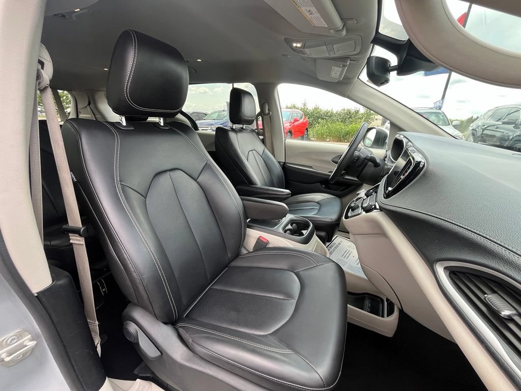 Used 2023 Chrysler Pacifica Touring-L FWD image 12