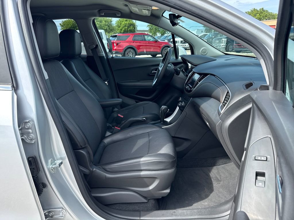 Used 2020 Chevrolet Trax LT w/ LT Convenience Package FWD image 24