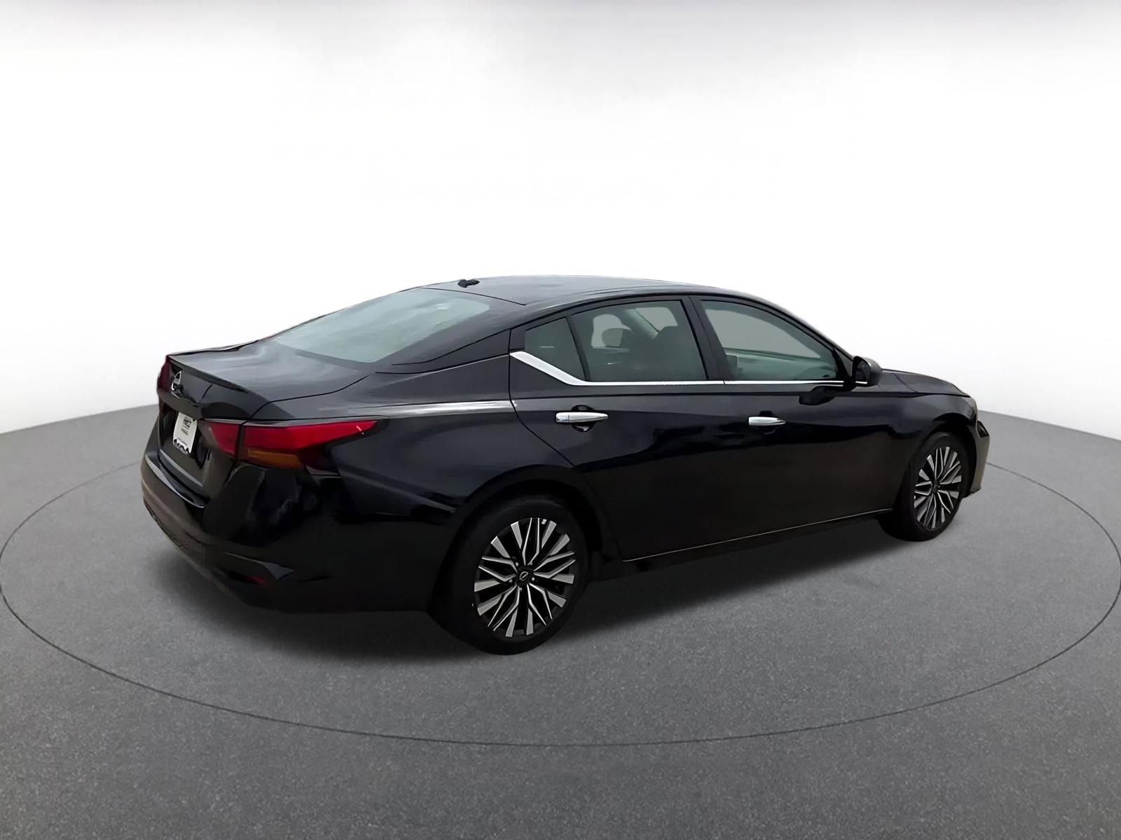 Used 2025 Nissan Altima 2.5 SV FWD image 15