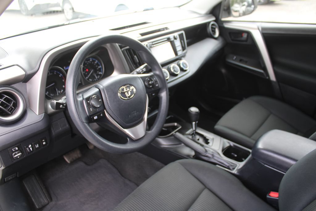 Used 2018 Toyota RAV4 LE FWD image 21