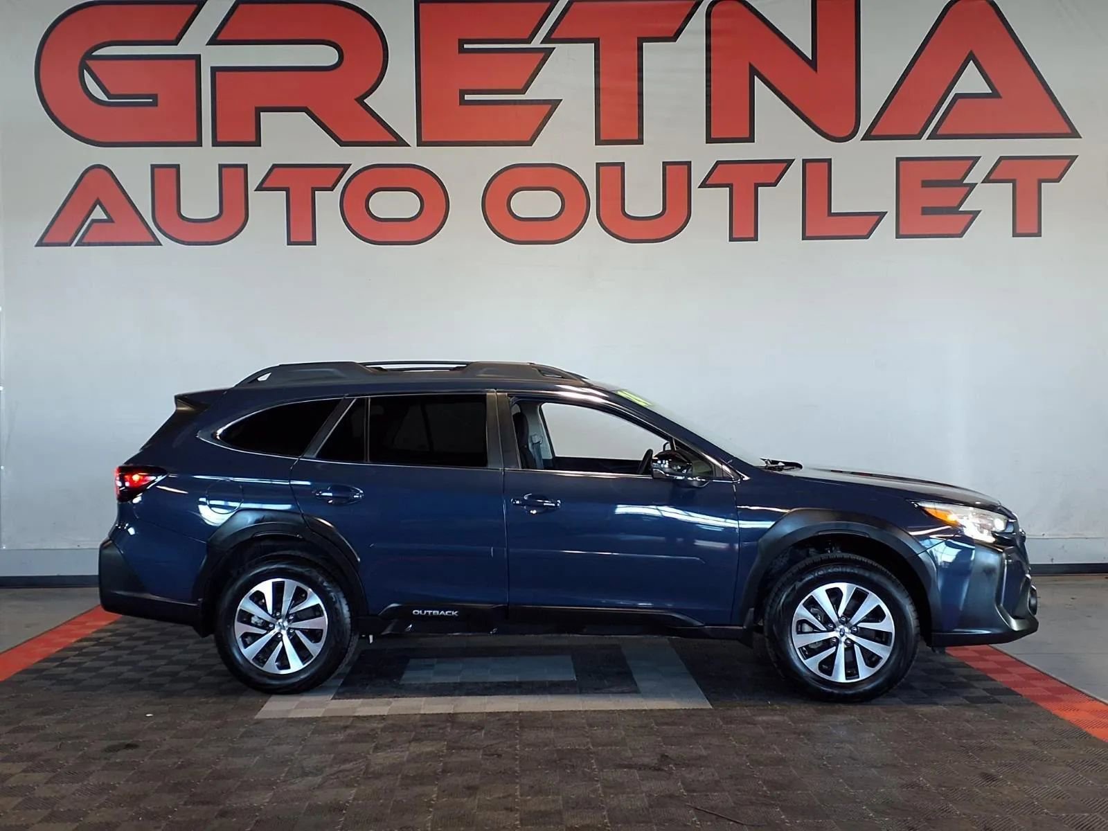 Used 2024 Subaru Outback Premium AWD/4WD image 1