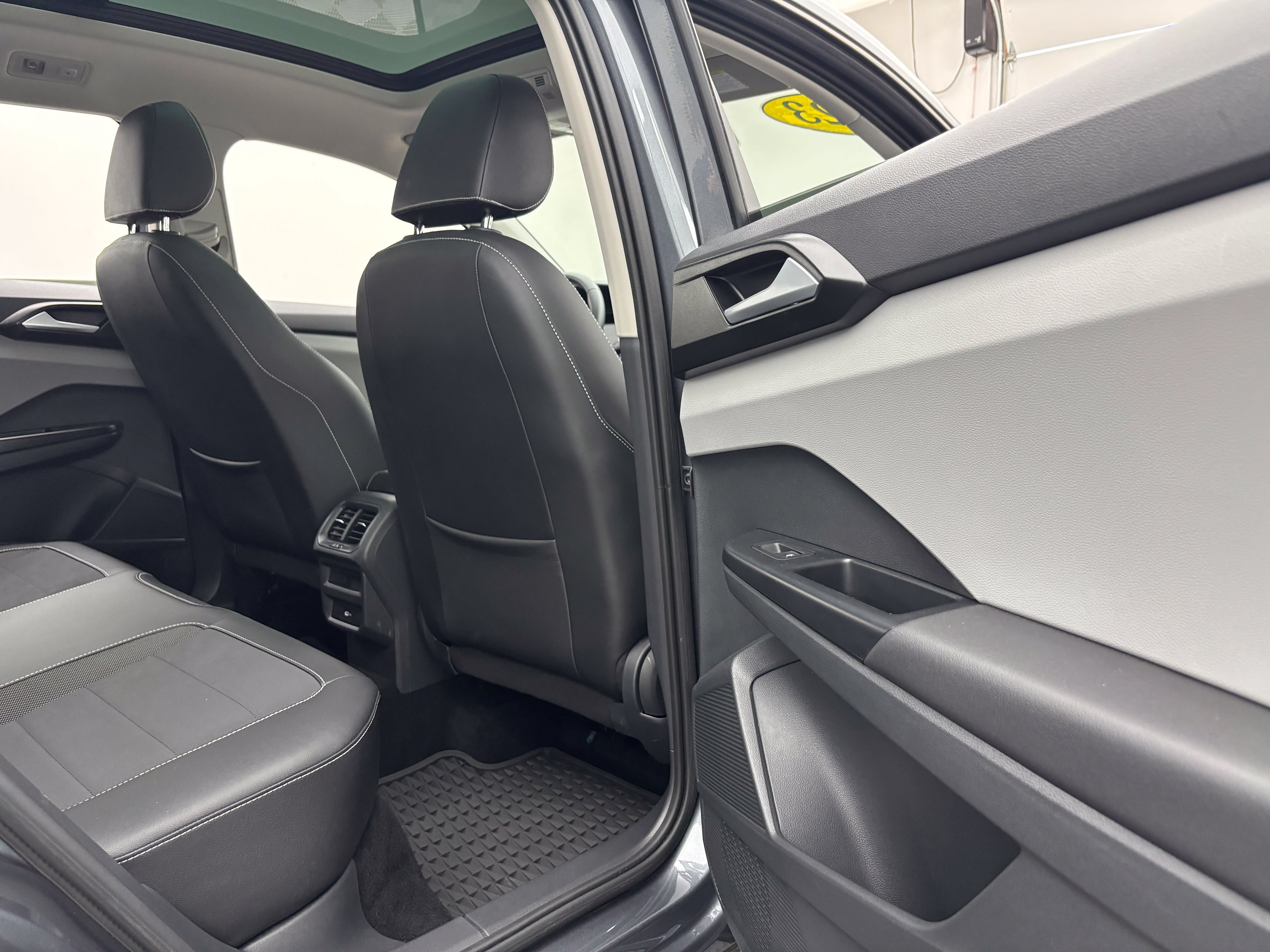 Used 2023 Volkswagen Taos SE w/ Panoramic Sunroof Package FWD image 32