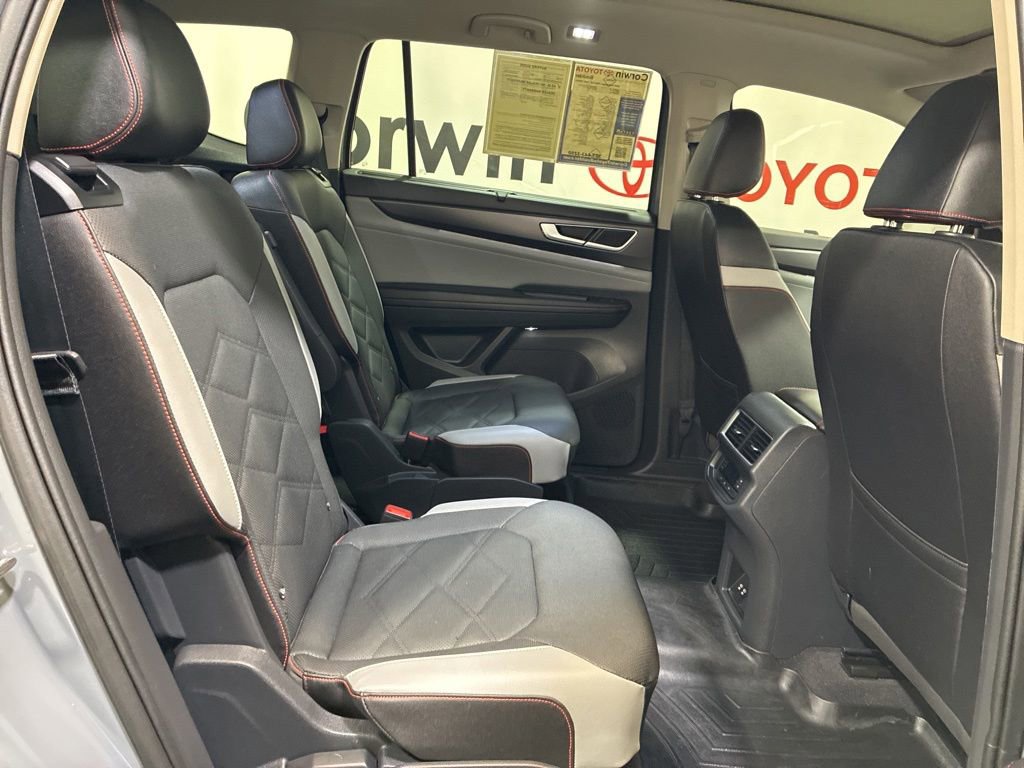 Used 2025 Volkswagen Atlas Peak Edition SE AWD/4WD image 15