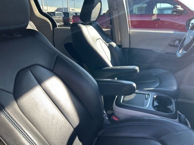 Used 2021 Chrysler Pacifica Touring-L w/ Premium & Safety Sphere Group image 6