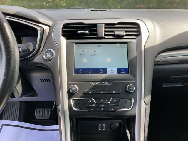 Used 2020 Ford Fusion SE FWD image 19