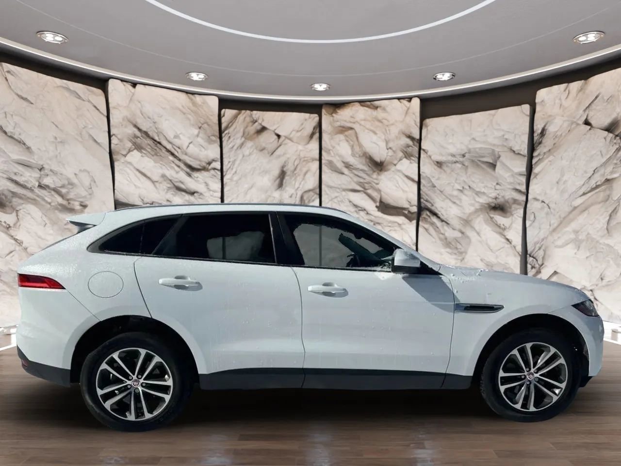 Used 2018 Jaguar F-PACE Premium image 3