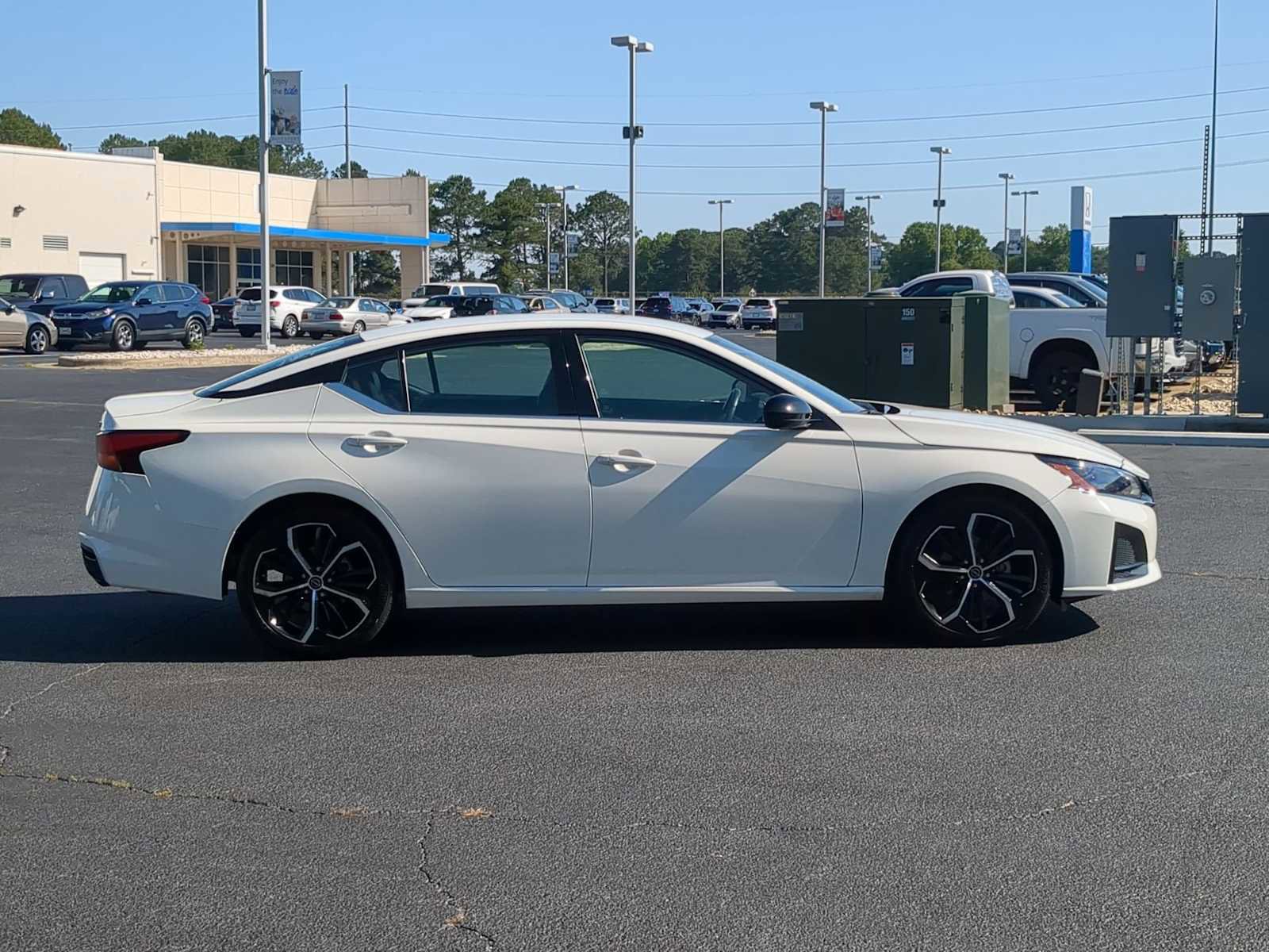 Used 2024 Nissan Altima 2.5 SR FWD image 9
