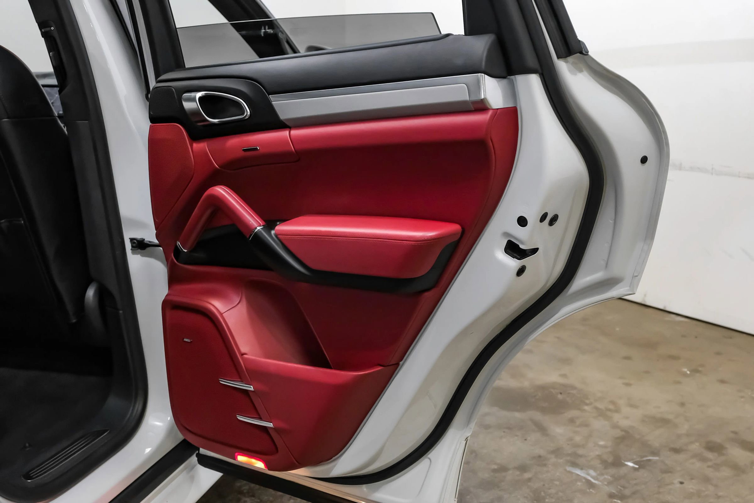 Used 2017 Porsche Cayenne GTS image 40