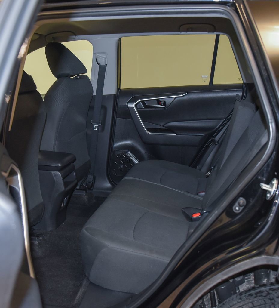 Used 2021 Toyota RAV4 LE image 4