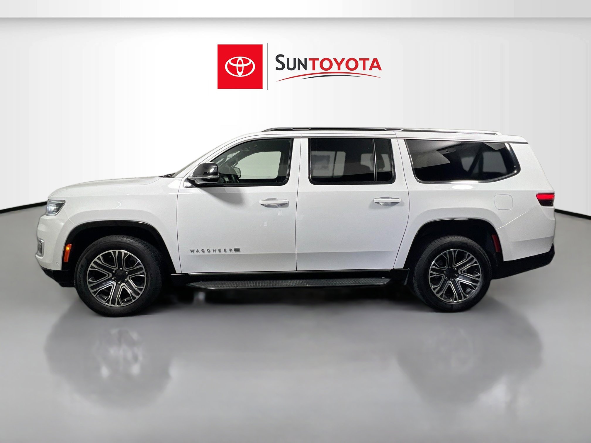 Used 2023 Jeep Wagoneer L Series II image 7