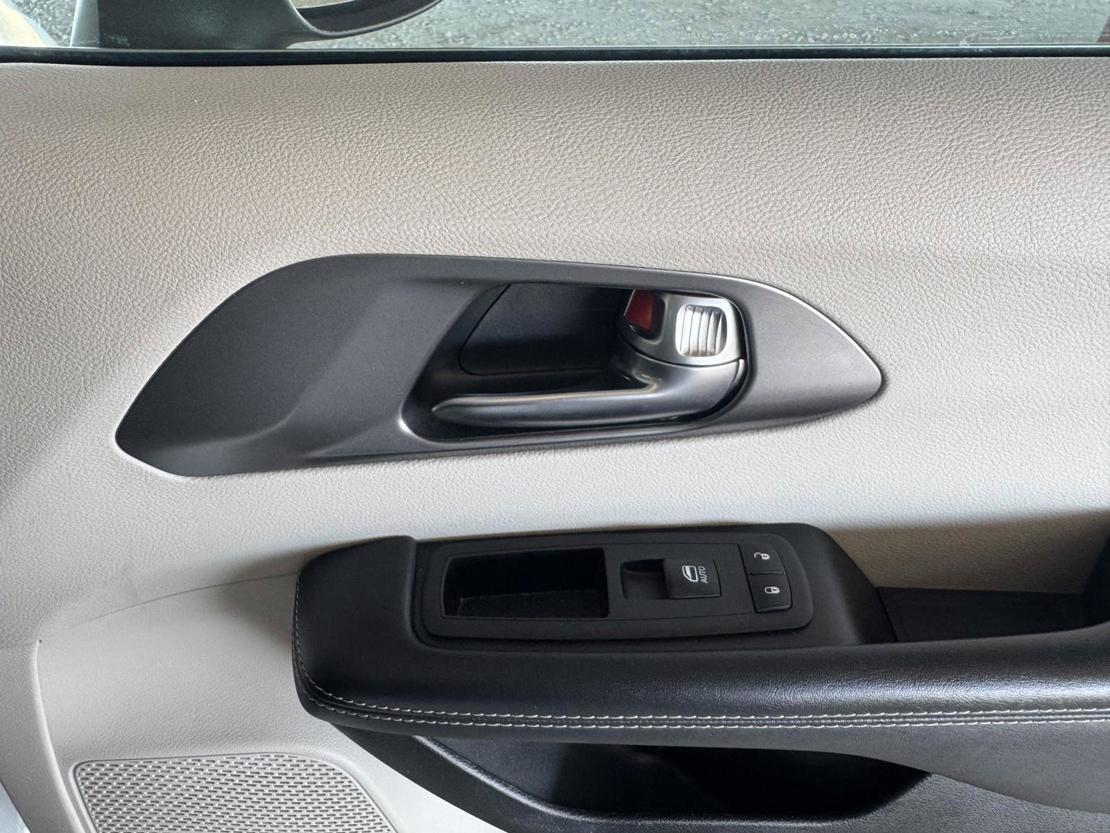 Used 2023 Chrysler Pacifica Touring-L image 38