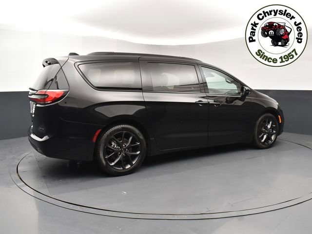 Used 2024 Chrysler Pacifica Limited w/ S Appearance Package image 6