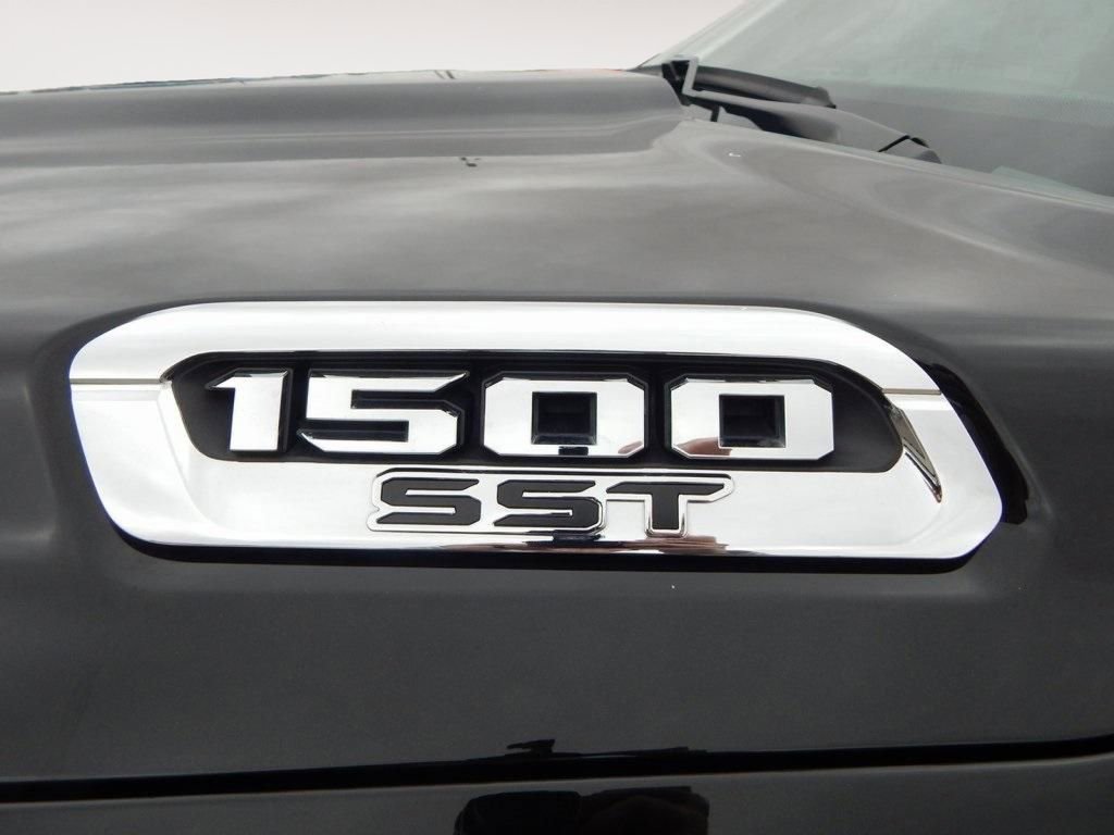 Used 2025 RAM 1500 Laramie AWD/4WD image 10