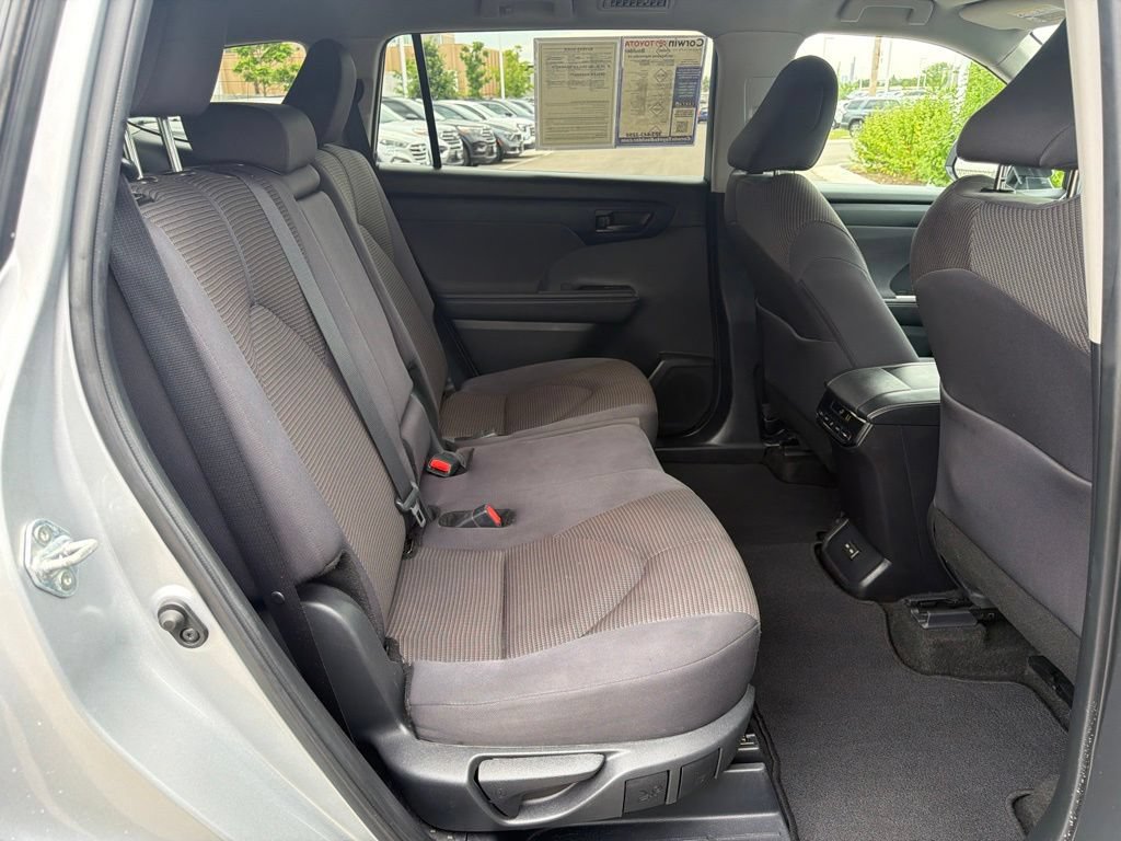 Used 2024 Toyota Highlander LE AWD/4WD image 13
