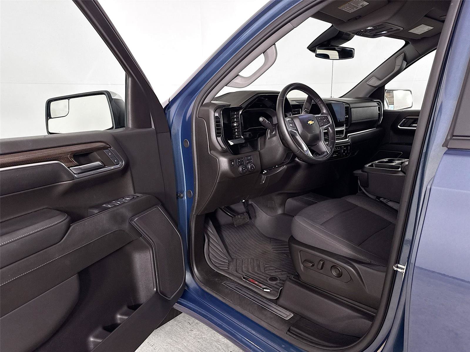 Used 2024 Chevrolet Silverado 1500 LT AWD/4WD image 3