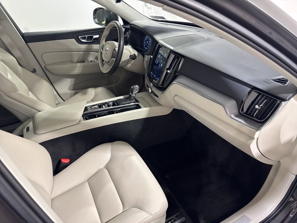 Used 2020 Volvo XC60 T5 Momentum w/ Protection Package image 27