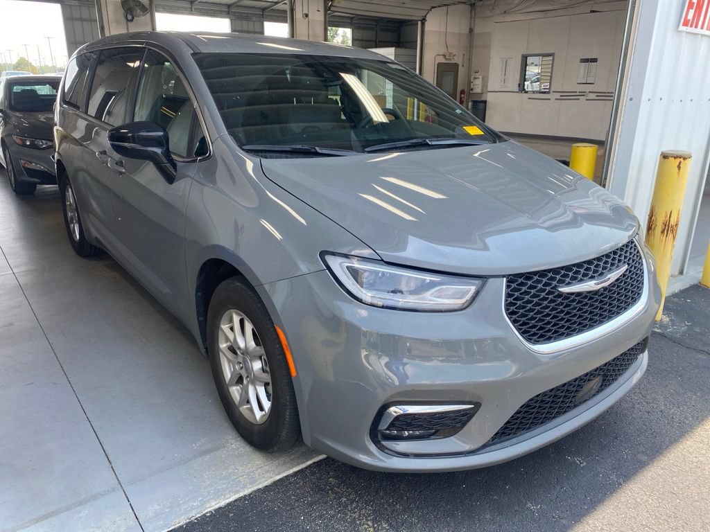 Used 2025 Chrysler Pacifica Select FWD image 1