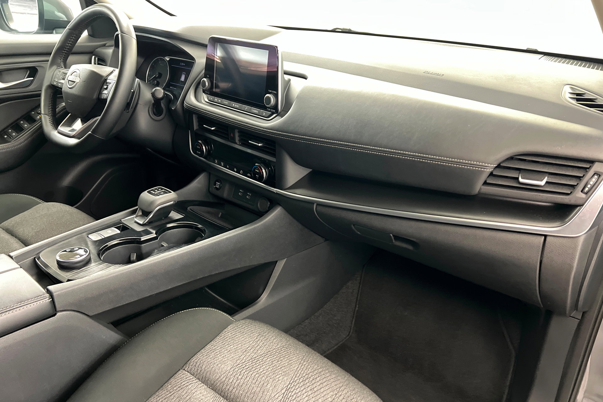 Used 2025 Nissan Rogue SV image 25